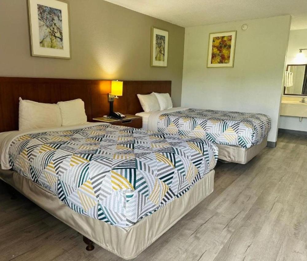 Queen Room with Two Queen Beds - Non-Smoking interior
